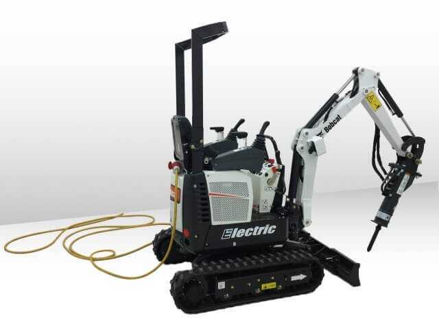 Der vollelektrische Bobcat-Mikrobagger E 10 wurde für an- spruchsvolle Abbrucharbeiten im Gebäudeinneren konzipiert. Sein Elektromotor wird von einem Li-Ionen-Akku oder 400 V Netzstrom gespeist. | Foto: Bobcat Der vollelektrische Bobcat-Mikrobagger E 10 wurde für an- spruchsvolle Abbrucharbeiten im Gebäudeinneren konzipiert. Sein Elektromotor wird von einem Li-Ionen-Akku oder 400 V Netzstrom gespeist. | Foto: Bobcat