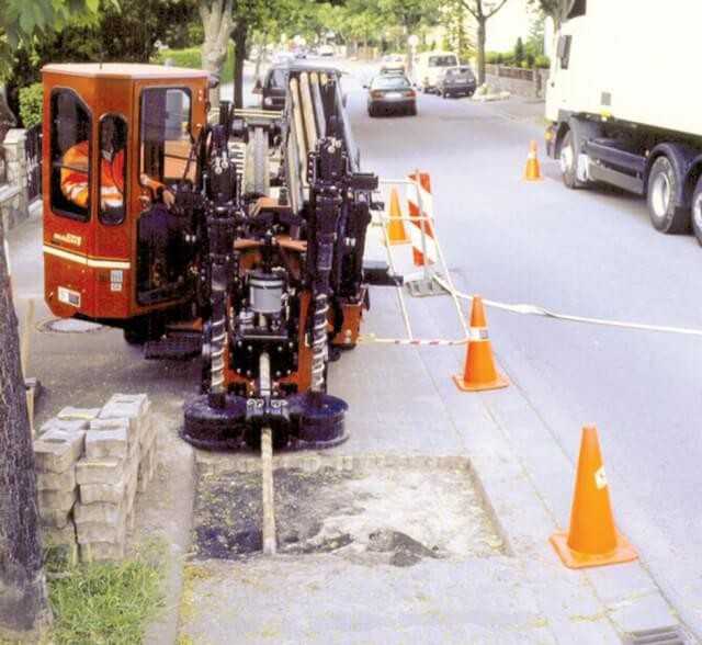 Nach der Bauma 2001: Ersteinsatz der Messe-Neuheit, Horizontal-Bohranlage Modell Jet-Trac 2720 AT für Fels- und Normalbohrungen mit patentiertem Doppel-Bohrstarng, auf einer Baustelle in Deutschland. Die AT-Systeme sind mittlerweile von Felsbohrbaustellen nicht wegzudenken. Nach der Bauma 2001: Ersteinsatz der Messe-Neuheit, Horizontal-Bohranlage Modell Jet-Trac 2720 AT für Fels- und Normalbohrungen mit patentiertem Doppel-Bohrstarng, auf einer Baustelle in Deutschland. Die AT-Systeme sind mittlerweile von Felsbohrbaustellen nicht wegzudenken.