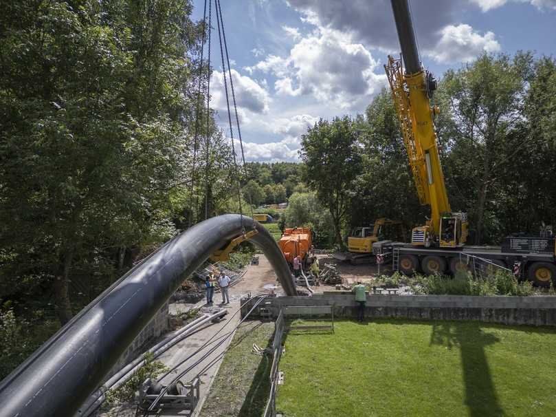 Rohreinzug des PE-HD-Schutzrohres DA 630 mm | Foto: Matthias Ruppert Bauunternehmen Rohreinzug des PE-HD-Schutzrohres DA 630 mm | Foto: Matthias Ruppert Bauunternehmen