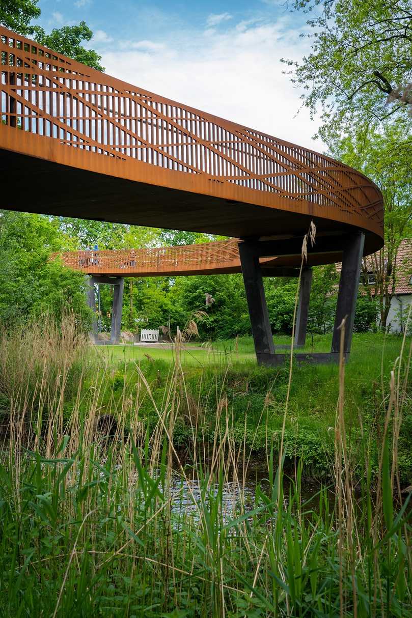 Die Brücke ist Teil der Dahlke-Promenade in Gütersloh, die den historischen Stadtkern mit der Landschaft im Westen verbindet. | Foto: Benno Schulz Die Brücke ist Teil der Dahlke-Promenade in Gütersloh, die den historischen Stadtkern mit der Landschaft im Westen verbindet. | Foto: Benno Schulz