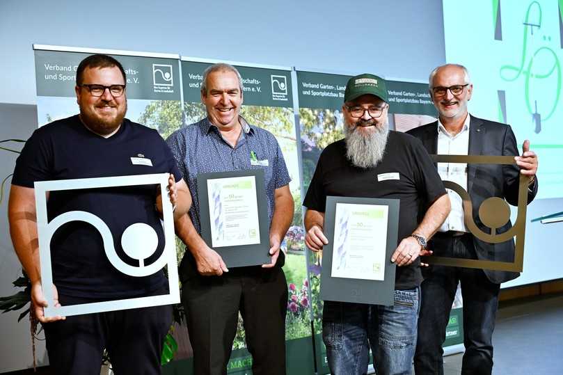 Dietmar Lindner (rechts), Präsident des VGL Bayern, bei der Würdigung von zwei Fachbetrieben für ihre 50-jährige Verbandsmitgliedschaft. V.l.: Florian Öttl, Martin Öttl sowie Günther Schwab. | Foto: Astrid Schmidhuber, VGL Bayern Dietmar Lindner (rechts), Präsident des VGL Bayern, bei der Würdigung von zwei Fachbetrieben für ihre 50-jährige Verbandsmitgliedschaft. V.l.: Florian Öttl, Martin Öttl sowie Günther Schwab. | Foto: Astrid Schmidhuber, VGL Bayern