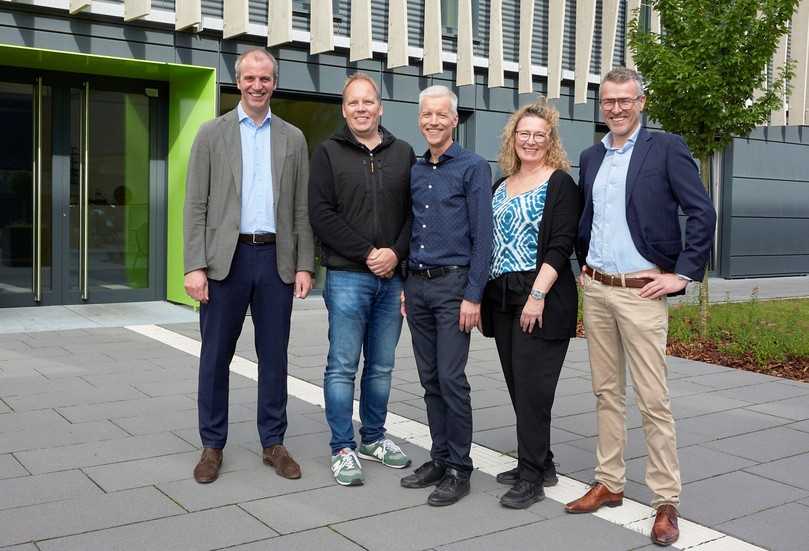 Freuen sich auf die Zusammenarbeit: (v. l.) Nils Köster (Vorstandsvorsitzender Köster Holding SE), Tobias Brüggemann (COO Brüggemann Holzbau), Werner Hansmann (CEO Brüggemann Holzbau), Petra Röder (CFO Brüggemann Holzbau) und André Triphaus-Woltermann (Vorstand Hochbau Nord Köster Holding SE). | Foto: Köster GmbH Freuen sich auf die Zusammenarbeit: (v. l.) Nils Köster (Vorstandsvorsitzender Köster Holding SE), Tobias Brüggemann (COO Brüggemann Holzbau), Werner Hansmann (CEO Brüggemann Holzbau), Petra Röder (CFO Brüggemann Holzbau) und André Triphaus-Woltermann (Vorstand Hochbau Nord Köster Holding SE). | Foto: Köster GmbH