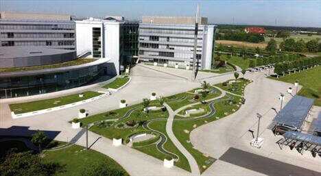 Grünes Headquarter: Die SAP Zentrale in Walldorf ist in 40 Jahren zu einer kleinen Stadt gewachsen. Mit ihr die Grünanlagen. | Foto: Jörg Beissel Grünes Headquarter: Die SAP Zentrale in Walldorf ist in 40 Jahren zu einer kleinen Stadt gewachsen. Mit ihr die Grünanlagen. | Foto: Jörg Beissel