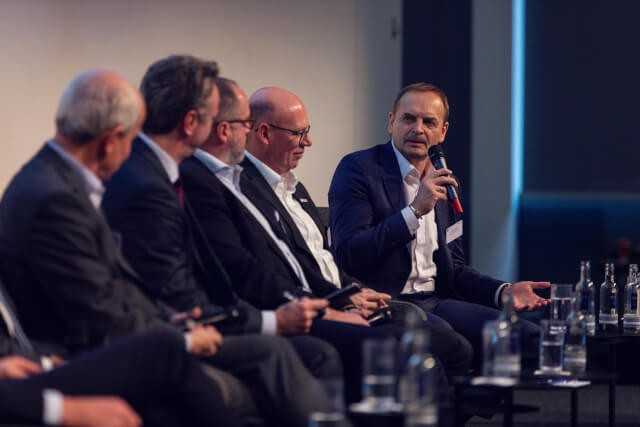 Zuhören und voneinander lernen: Wacker-Neuson-CEO Martin Lehner (rechts) will beim digitalen Wandel mit seinem Unternehmen auf dem Laufenden bleiben. | Fotos: Offenblende Zuhören und voneinander lernen: Wacker-Neuson-CEO Martin Lehner (rechts) will beim digitalen Wandel mit seinem Unternehmen auf dem Laufenden bleiben. | Fotos: Offenblende