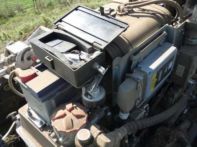 Die Batterie für die Funkfernbedienung ist durch das integrierte Ladegerät (Kasten) jederzeit austauschbar. Im Notfall können alle Funktionen der Raupe auch per Kabel gesteuert werden. Die Batterie für die Funkfernbedienung ist durch das integrierte Ladegerät (Kasten) jederzeit austauschbar. Im Notfall können alle Funktionen der Raupe auch per Kabel gesteuert werden.