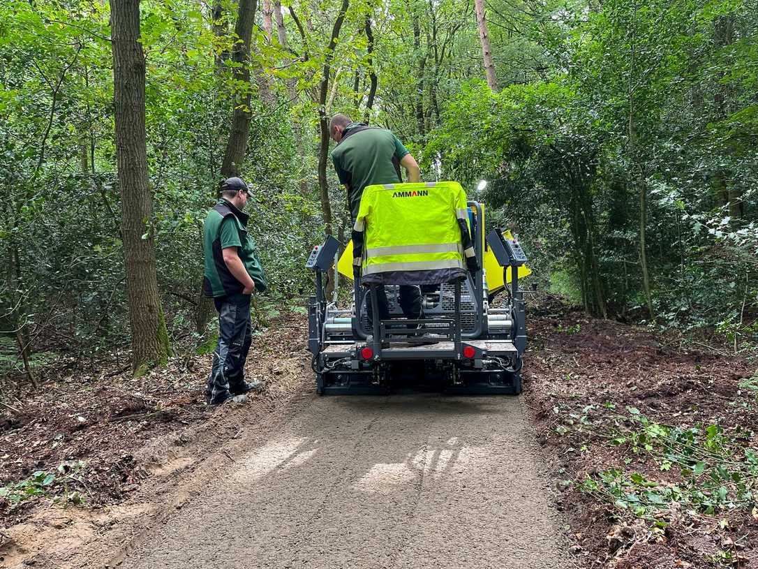 Ammann-Fertiger baut Schotterweg: Schnell und qualitativ hochwertig Ammann-Fertiger baut Schotterweg: Schnell und qualitativ hochwertig