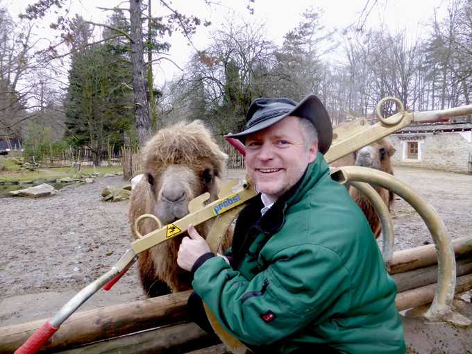 Glücklicher Zoodirektor mit der Probst H-FVZ-UNI Versetzzange. | Foto: Probst Glücklicher Zoodirektor mit der Probst H-FVZ-UNI Versetzzange. | Foto: Probst